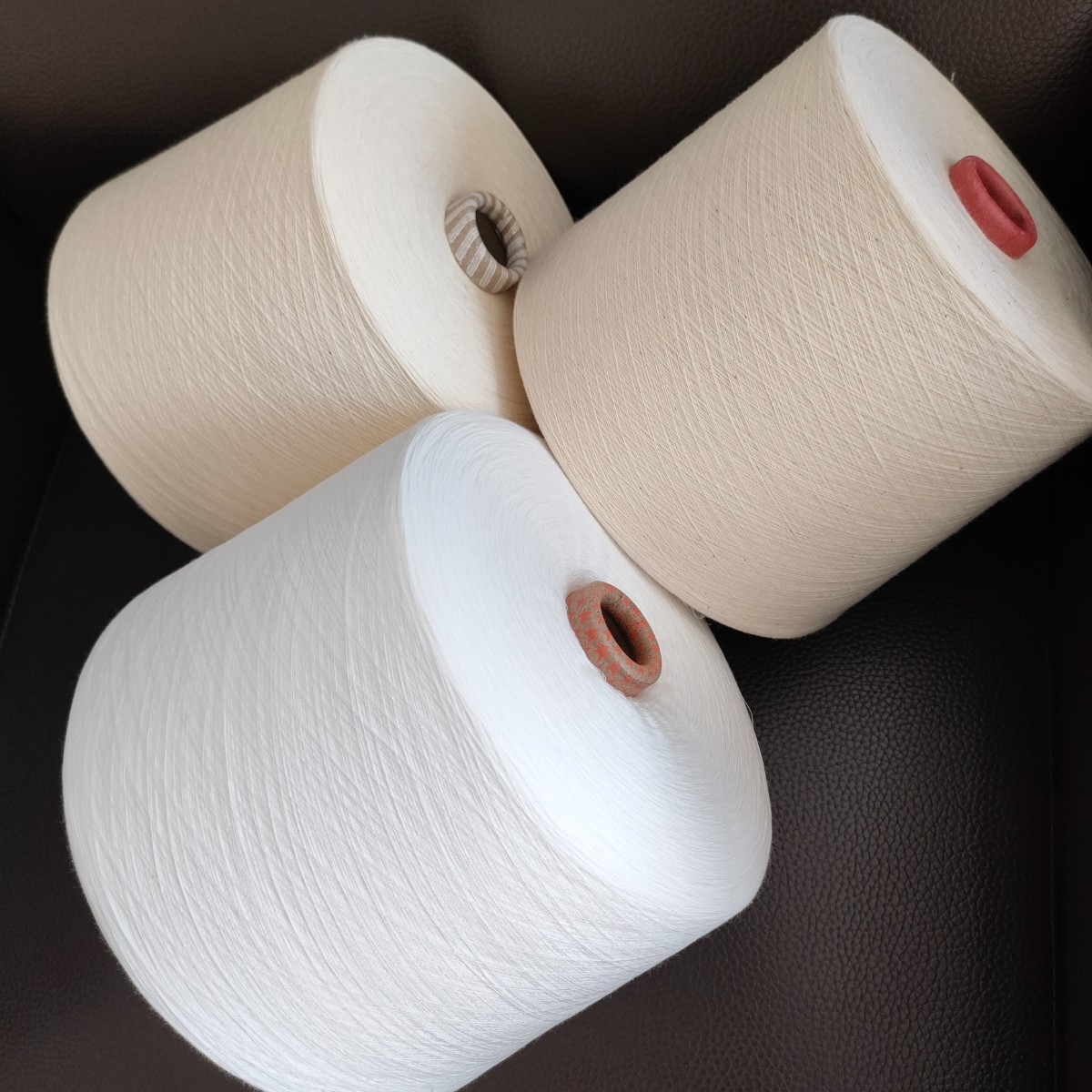 气流纺阻燃涤纶纱的优缺点？ 阻燃涤纶竹节纱是什么？ 涤包涤缝纫线2411WXL